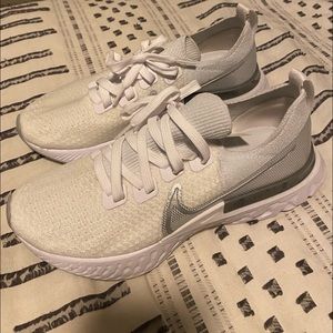 New women’s Nike Infiniti react size 8